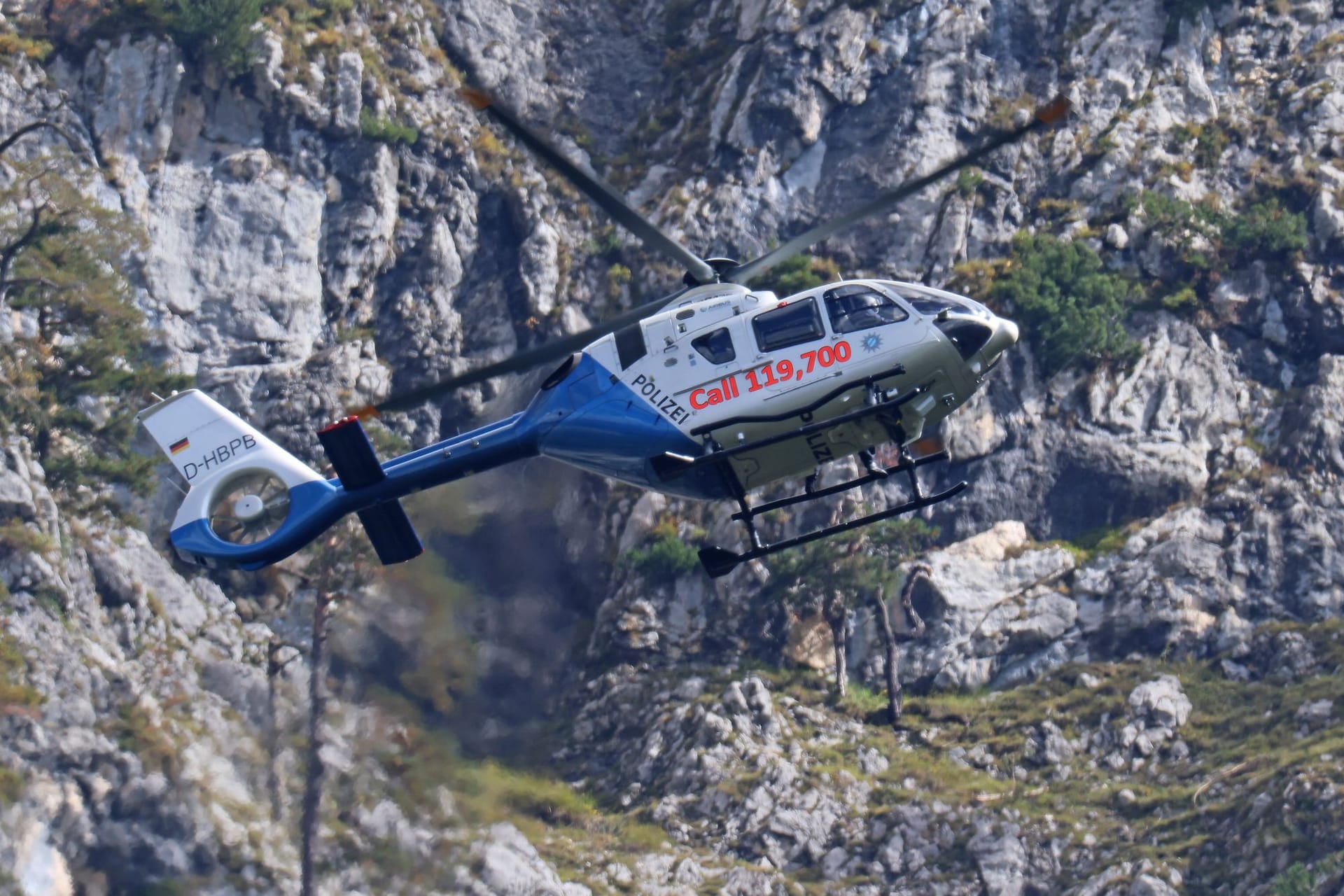 "Edelweiß 2": Der Polizeihubschrauber flog den Leichnam des abgestürzten 37-Jährigen aus dem unwegsamen Gelände ins Tal.