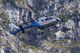 "Edelweiß 2": Der Polizeihubschrauber flog den Leichnam des abgestürzten 37-Jährigen aus dem unwegsamen Gelände ins Tal.