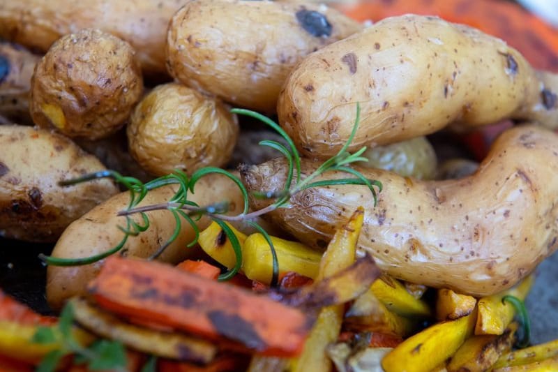 Kartoffeln und Paprika auf einem Grill (Symbolbild): Immer mehr Menschen in Bayern ernähren sich vegetarisch oder vegan.