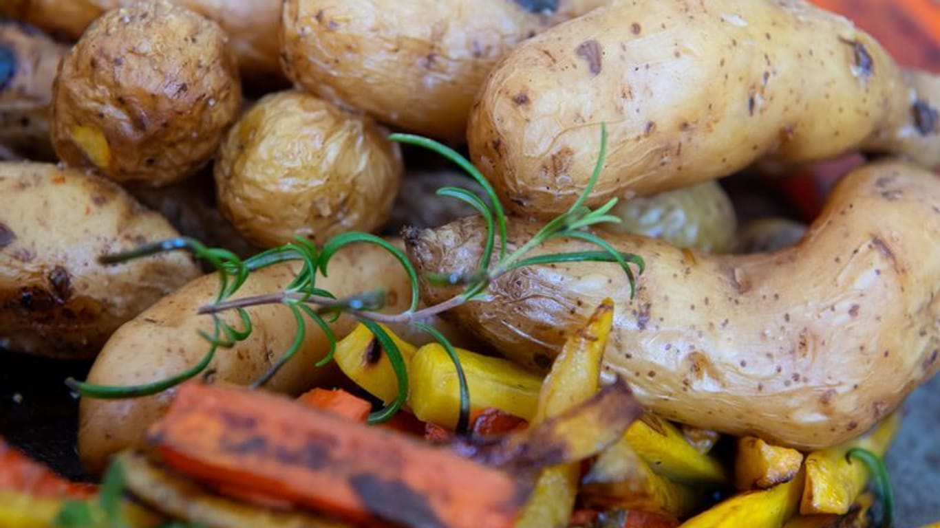 Kartoffeln und Paprika auf einem Grill (Symbolbild): Immer mehr Menschen in Bayern ernähren sich vegetarisch oder vegan.