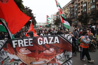 Teilnehmer einer propalästinensischen Demonstration halten ein Transparent mit der Aufschrift "Free Gaza" hoch: Die Stimmung ist teilweise sehr aufgeheizt.