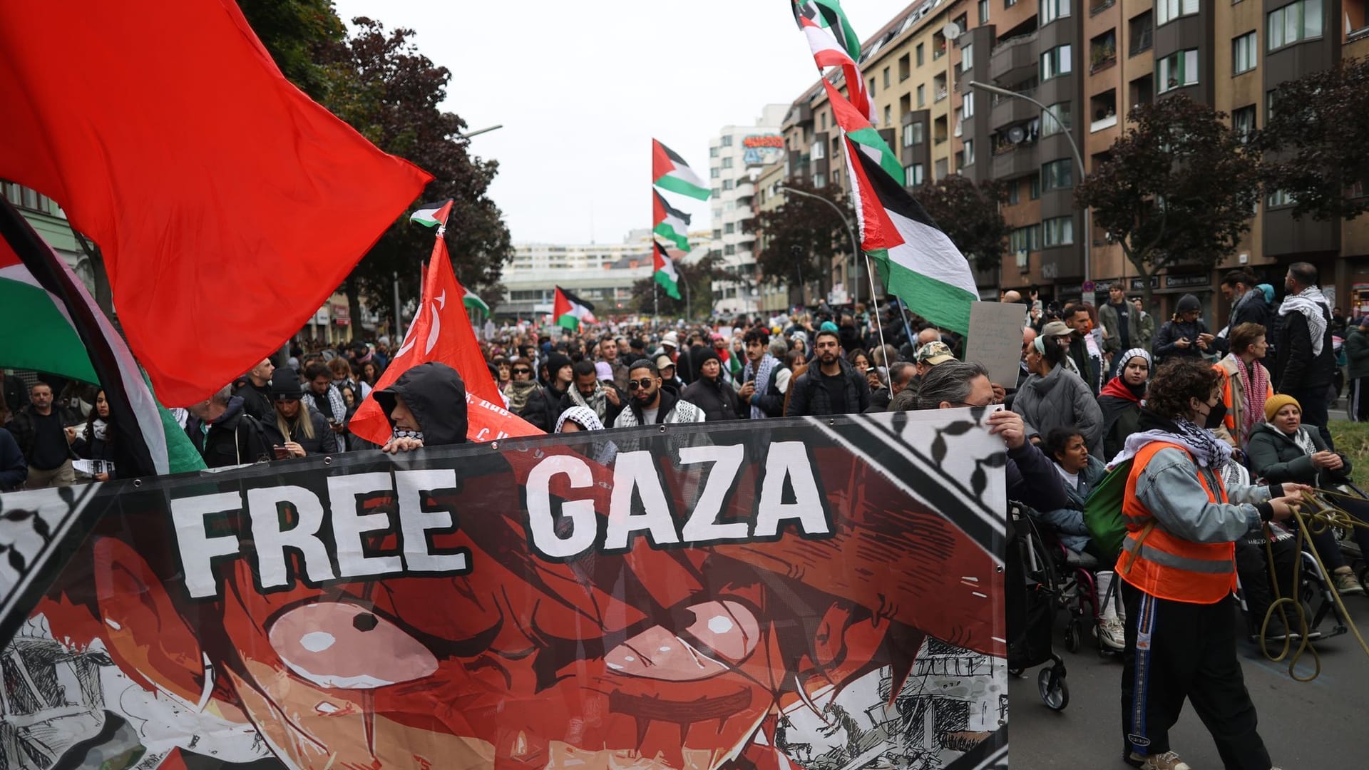 Teilnehmer einer propalästinensischen Demonstration halten ein Transparent mit der Aufschrift "Free Gaza" hoch: Die Stimmung ist teilweise sehr aufgeheizt.