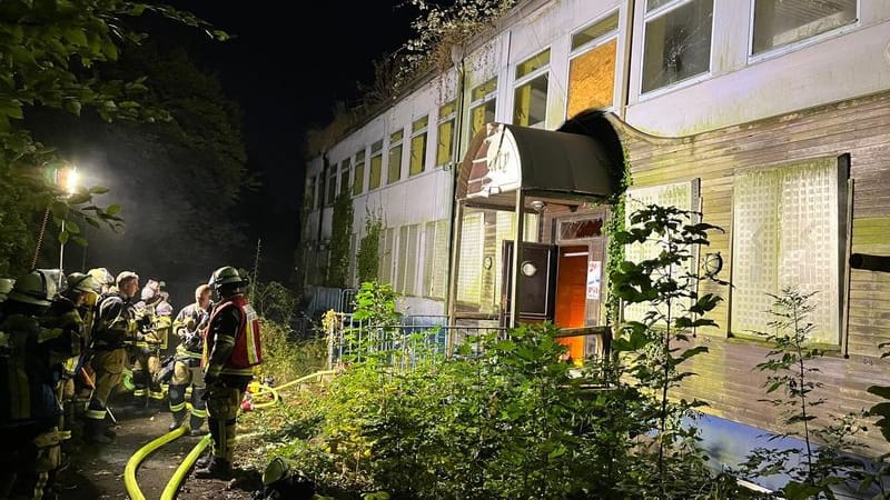 Einsatzkräfte der Feuerwehr Essen: Sie konnten vier Jugendliche aus einem leer stehenden Schwimmbad befreien.