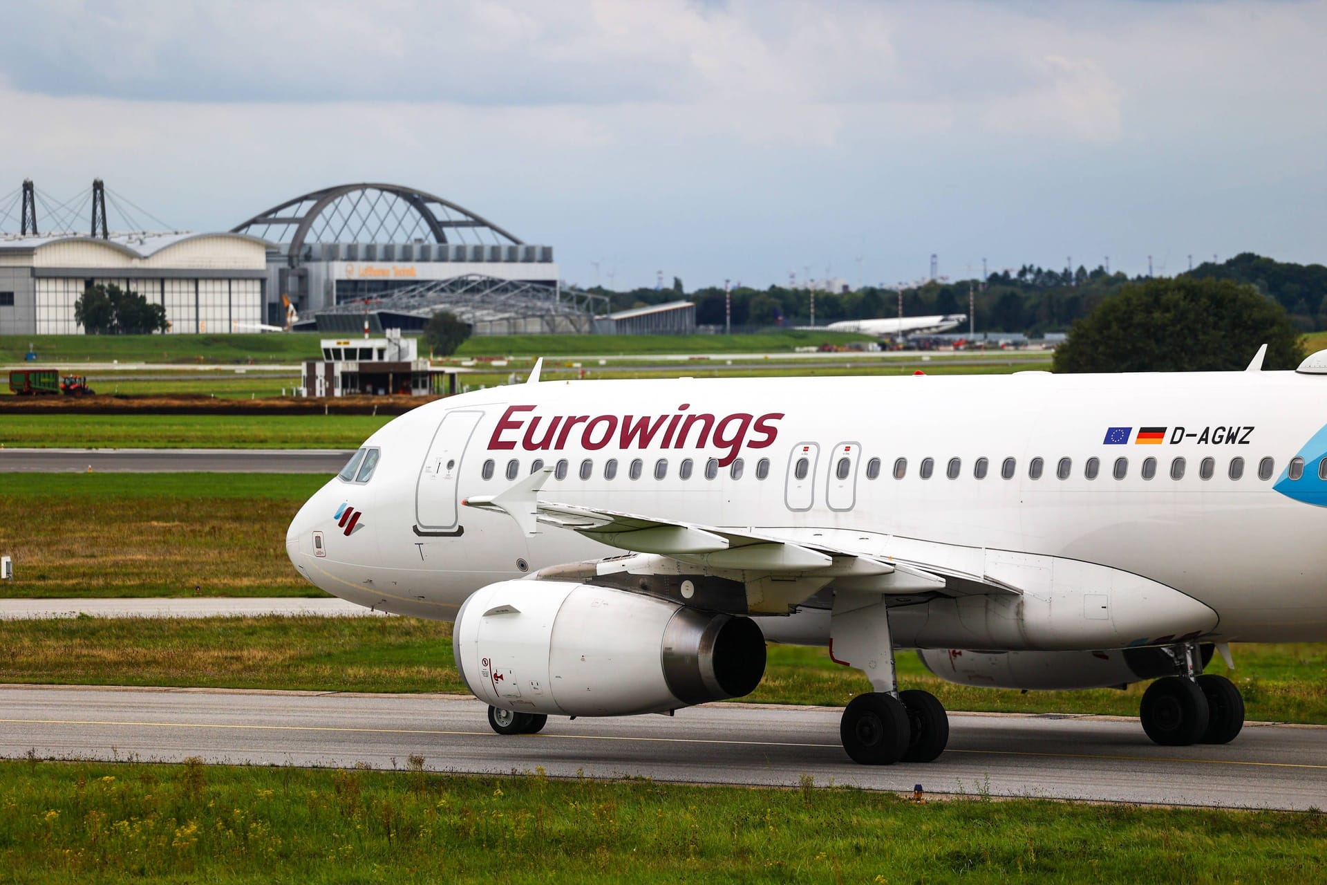 Eurowings-Maschine am Flughafen Hamburg: Die Airline nimmt dort zahlreiche Verbindungen aus dem Programm.