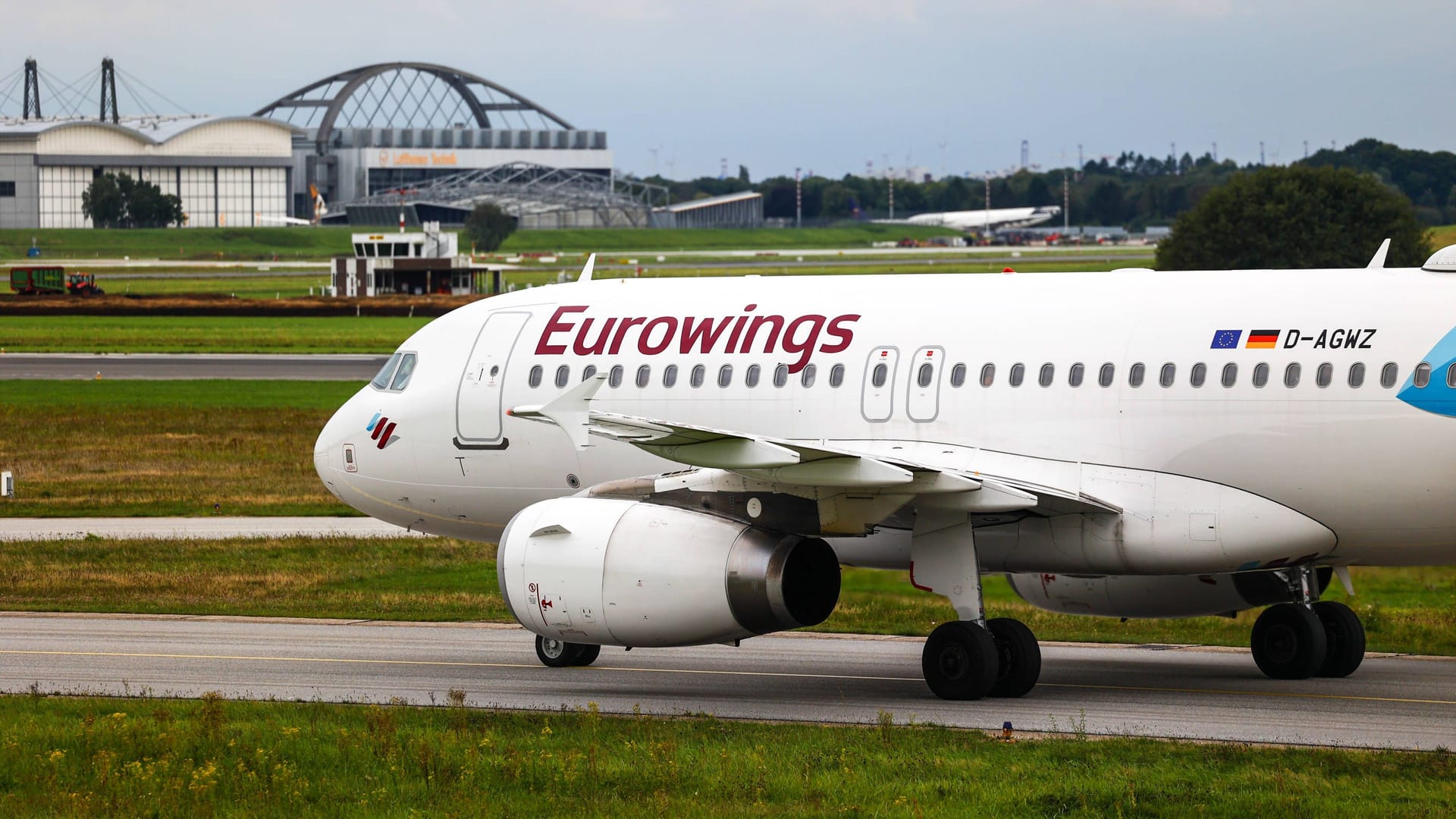 Eurowings-Maschine am Flughafen Hamburg: Die Airline nimmt dort zahlreiche Verbindungen aus dem Programm.