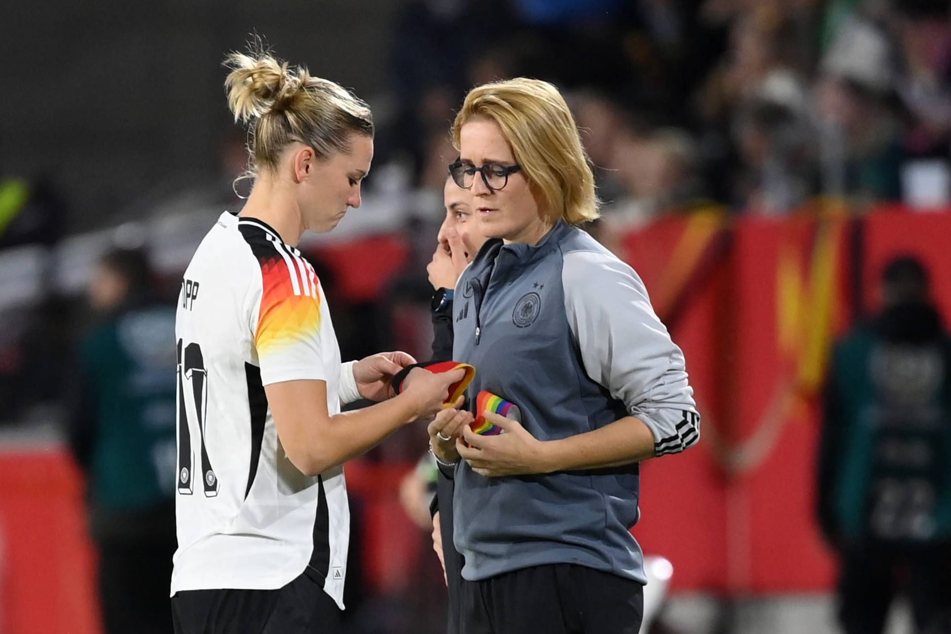 Alexandra Popp tauscht Regenbogen- gegen Deutschland-Binde: In ihrem letzten Spiel für den DFB durfte sie nicht mit den Farben für Vielfalt auflaufen.