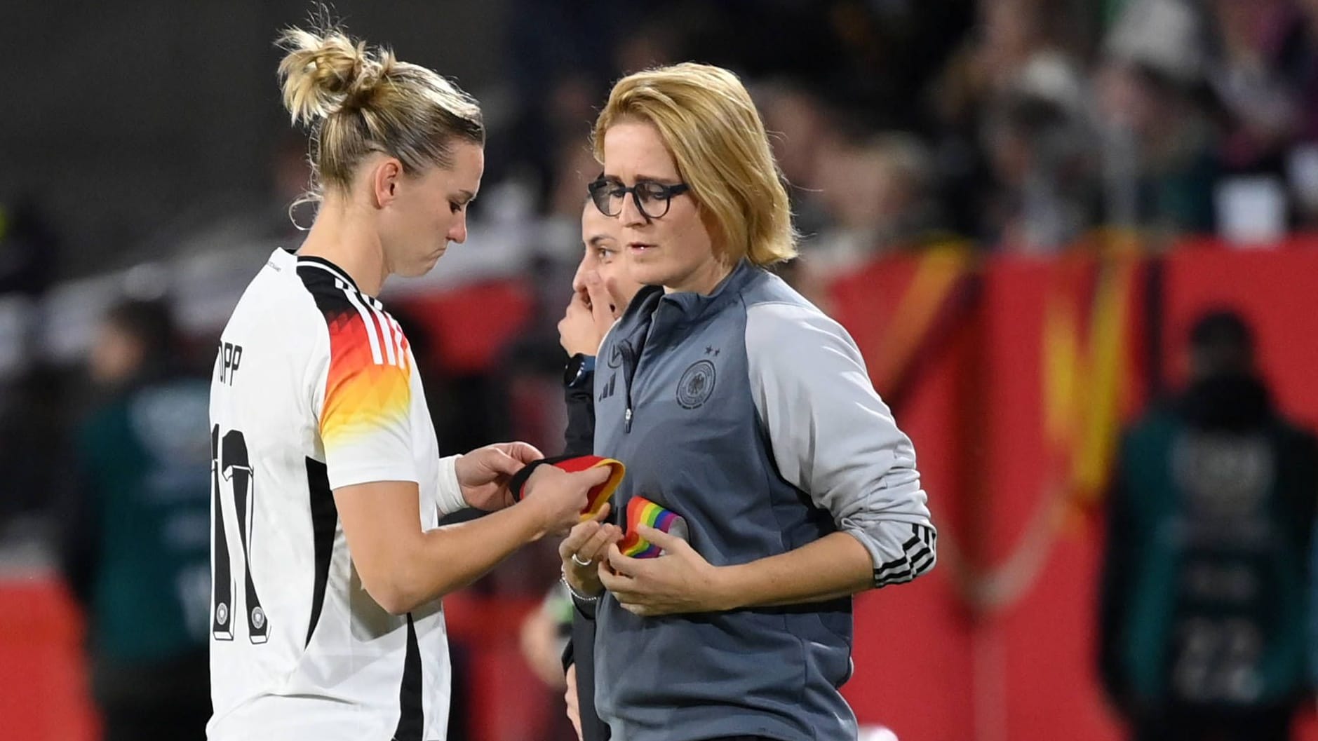 Alexandra Popp tauscht Regenbogen- gegen Deutschland-Binde: In ihrem letzten Spiel für den DFB durfte sie nicht mit den Farben für Vielfalt auflaufen.