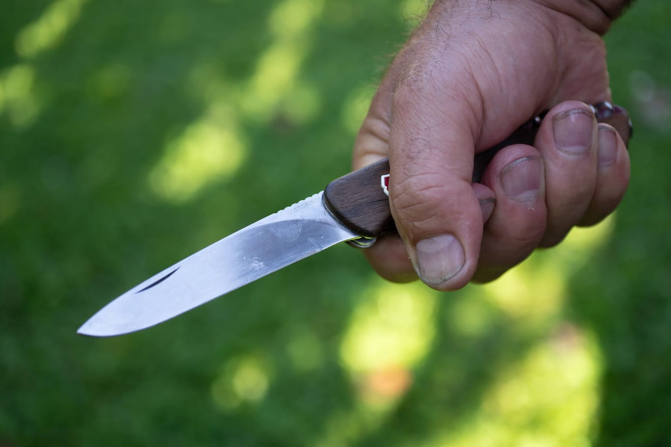 Ein Messer in der Hand (Archivbild): In Neukölln kam es zu einer Attacke auf zwei Personen.