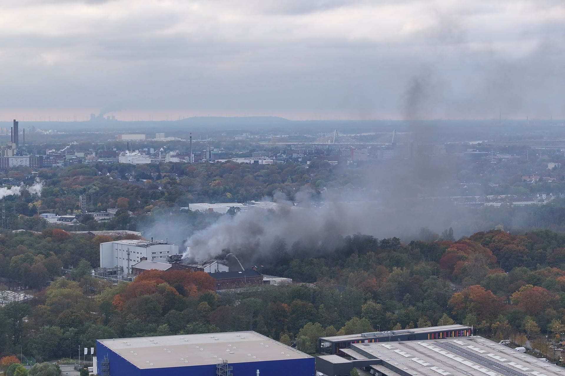 Auf dem Gelände einer Chemiefirma in Leverkusen ist ein Brand ausgebrochen. Eine Rauchsäule ist kilometerweit zu sehen.