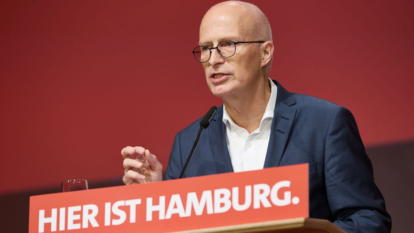 Peter Tschentscher spricht zur Hamburger SPD: Der 58-Jährige tritt erneut als Spitzenkandidat an.