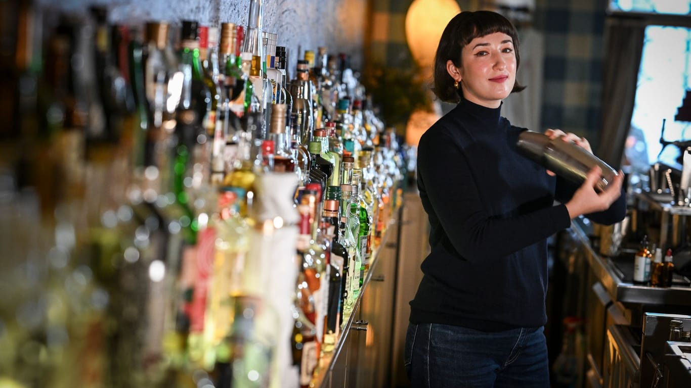 Bartenderin Maria Gorbatschova in der "Green Door Bar": Die "Mixology Bar Awards" würdigen herausragende Leistungen der deutschsprachigen Bar-Szene.