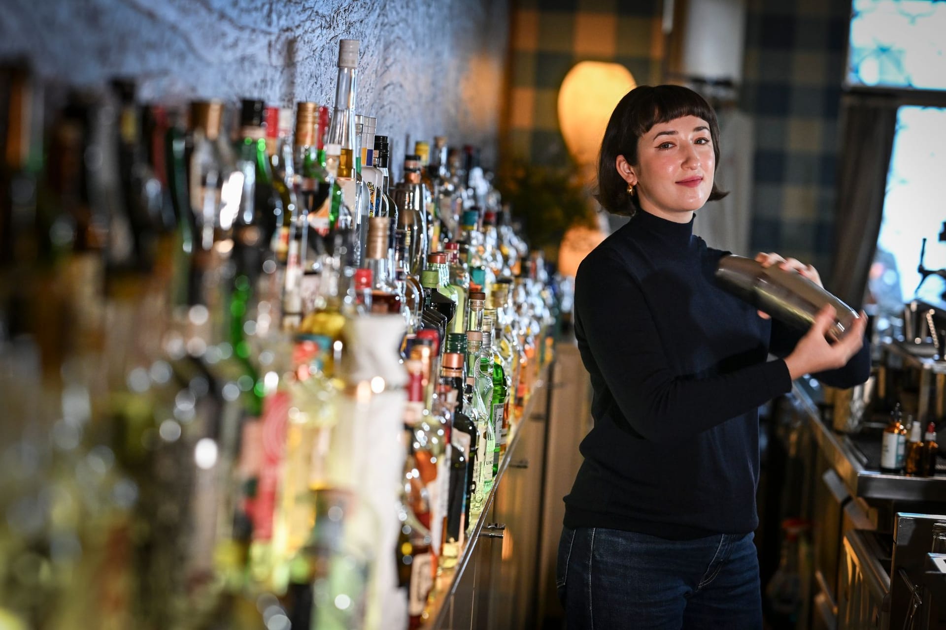 Bartenderin Maria Gorbatschova in der "Green Door Bar": Die "Mixology Bar Awards" würdigen herausragende Leistungen der deutschsprachigen Bar-Szene.