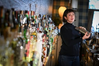 Bartenderin Maria Gorbatschova in der "Green Door Bar": Die "Mixology Bar Awards" würdigen herausragende Leistungen der deutschsprachigen Bar-Szene.