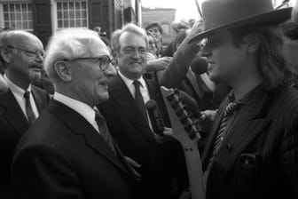 Sänger Udo Lindenberg re. überreicht Erich Honecker DDR/Staatsratsvorsitzender im Beisein von Johannes Rau Mitte, BRD/SPD/Ministerpräsident NRW eine Gitarre