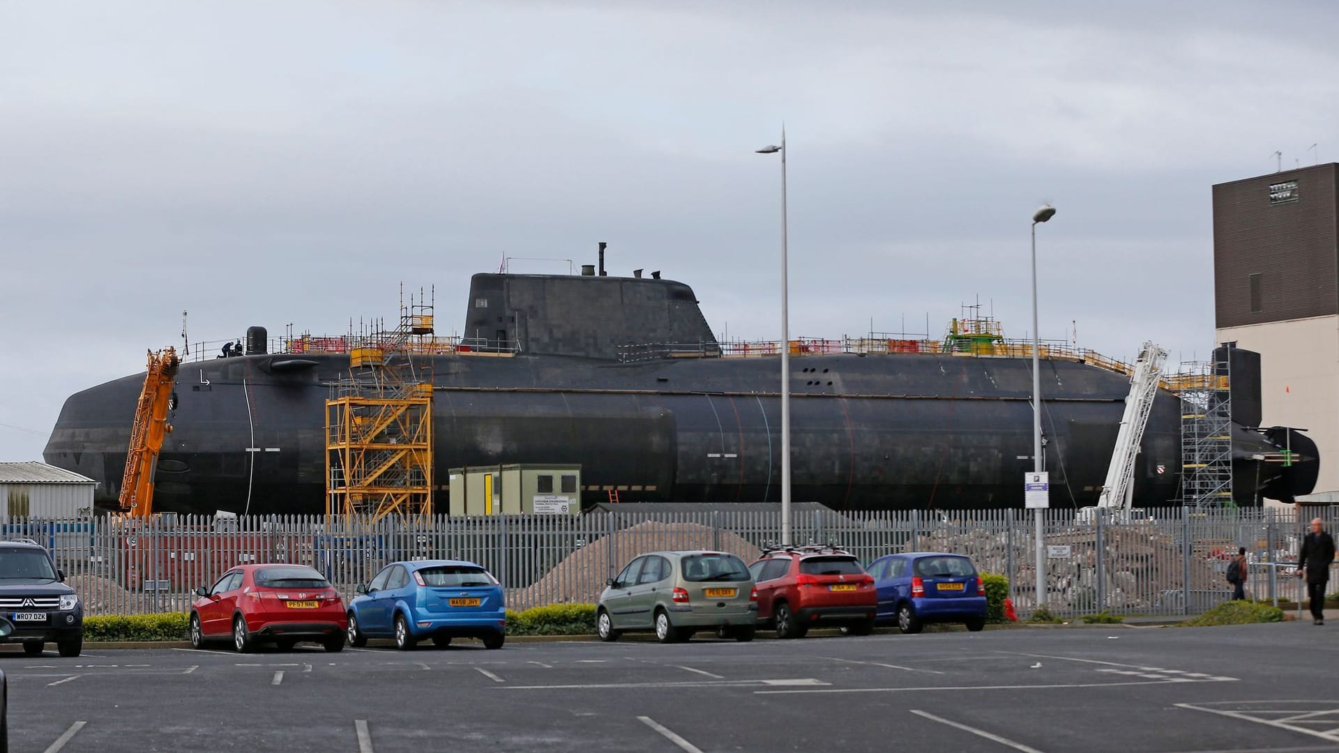 Da neugebaute vierte Astute-Klasse Atom-U-Boot "HMS Audacious" steht in Barrow In Furness (Großbritannien) vor der Bauwerft (Archivbild): In der Werft brennt es. Da neugebaute vierte Astute-Klasse Atom-U-Boot "HMS Audacious" steht in Barrow In Furness (Großbritannien) vor der Bauwerft (Archivbild): In der Werft brennt es.