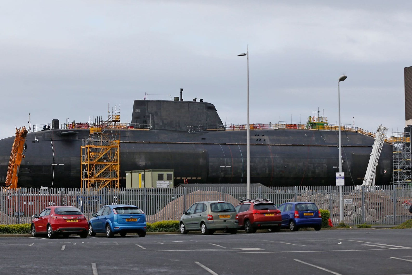 Da neugebaute vierte Astute-Klasse Atom-U-Boot "HMS Audacious" steht in Barrow In Furness (Großbritannien) vor der Bauwerft (Archivbild): In der Werft brennt es.