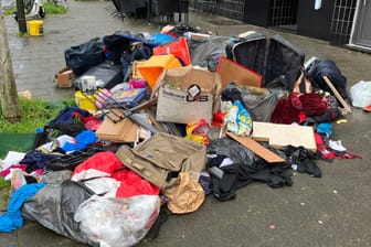 Am Gatherweg in Lierenfeld wurde verbotenerweise eine größere Müllablagerung auf dem Gehweg entsorgt.