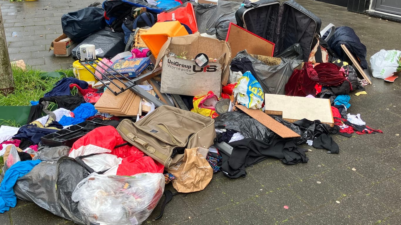 Am Gatherweg in Lierenfeld wurde verbotenerweise eine größere Müllablagerung auf dem Gehweg entsorgt.