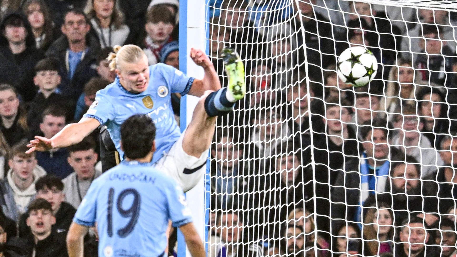 Erling Haaland in der Luft: Der Manchester-City-Stürmer stellte gegen Prag einmal mehr seine Athletik unter Beweis stellen.