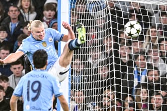 Erling Haaland in der Luft: Der Manchester-City-Stürmer stellte gegen Prag einmal mehr seine Athletik unter Beweis stellen.