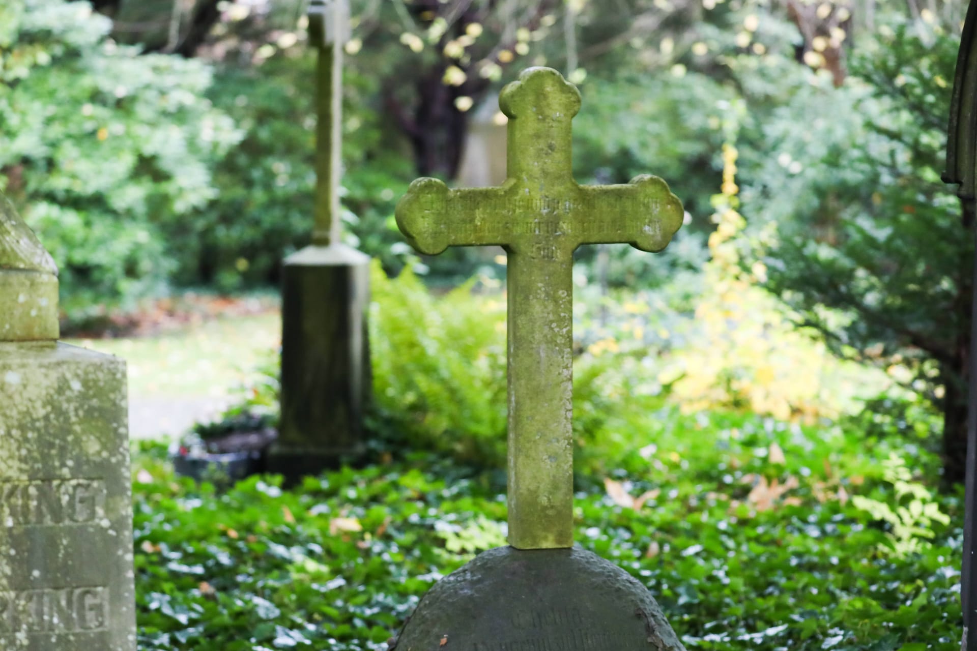 Friedhof Engesohde: Auch Friedhöfe können eine gruselige Atmosphäre verbreiten – besonders nachts.