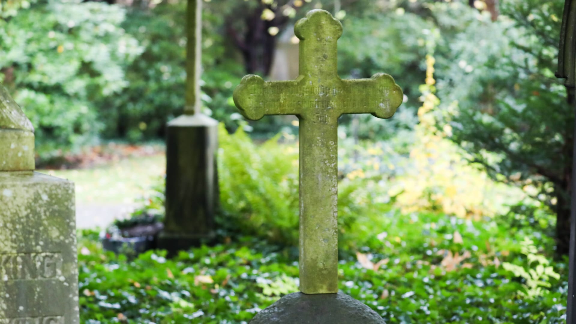 Friedhof Engesohde: Auch Friedhöfe können eine gruselige Atmosphäre verbreiten – besonders nachts.