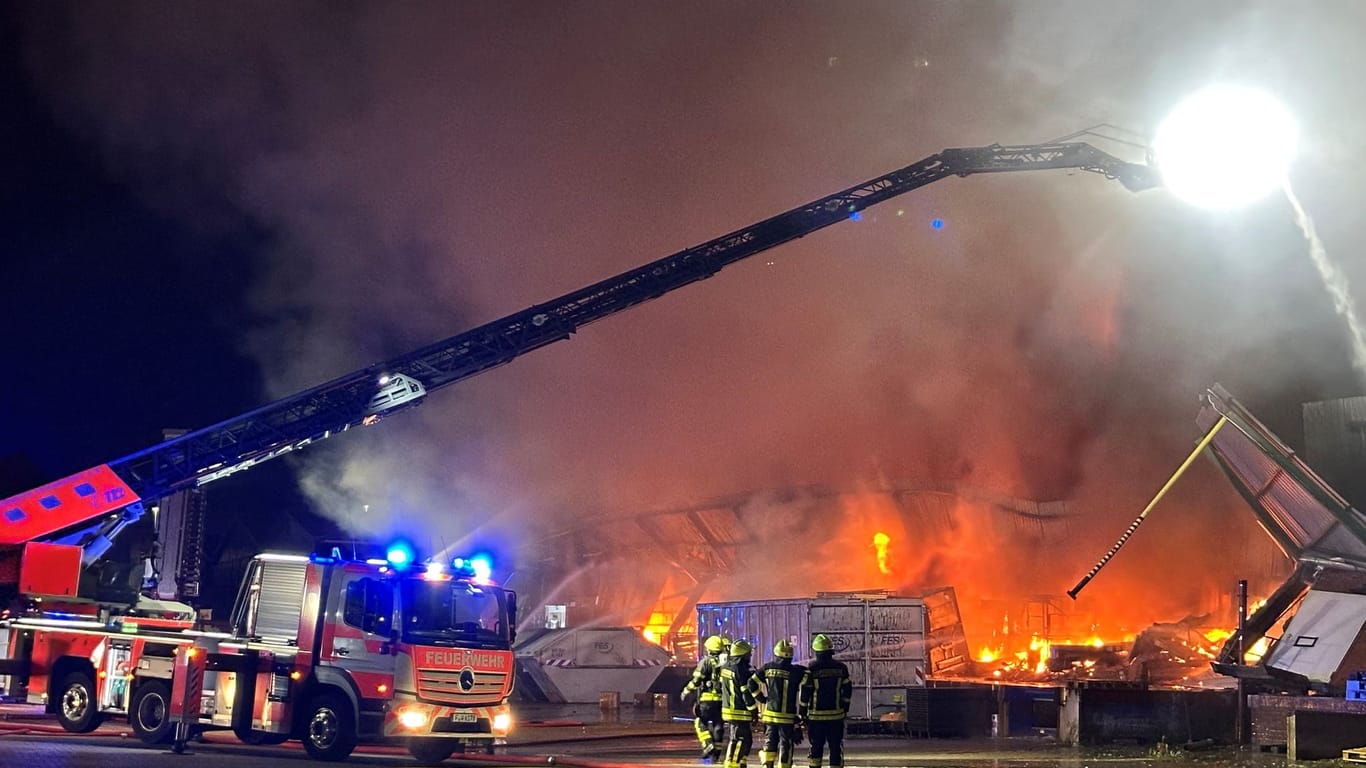 Großbrand in Fechenheim: Die Feuerwehr war die ganze Nacht lang dort im Einsatz.