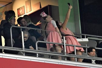 Ungewöhnlicher Besuch: Thomas Müller in einer Loge der Allianz-Arena in München.