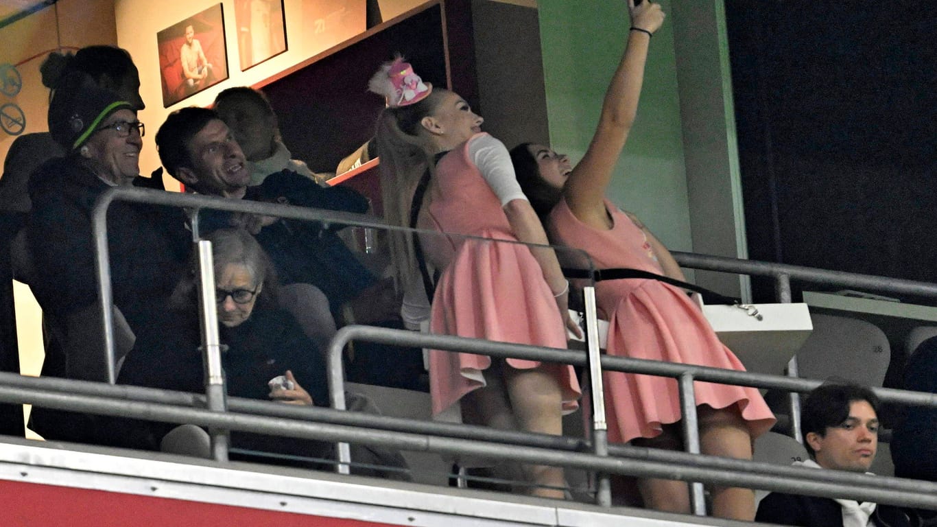 Ungewöhnlicher Besuch: Thomas Müller in einer Loge der Allianz-Arena in München.