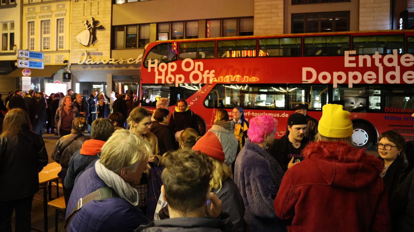 Bei der letzten Verleihung des Preises in Köln war bereits der Doppeldecker-Bus von Visit Düsseldorf vor dem Gloria geparkt.