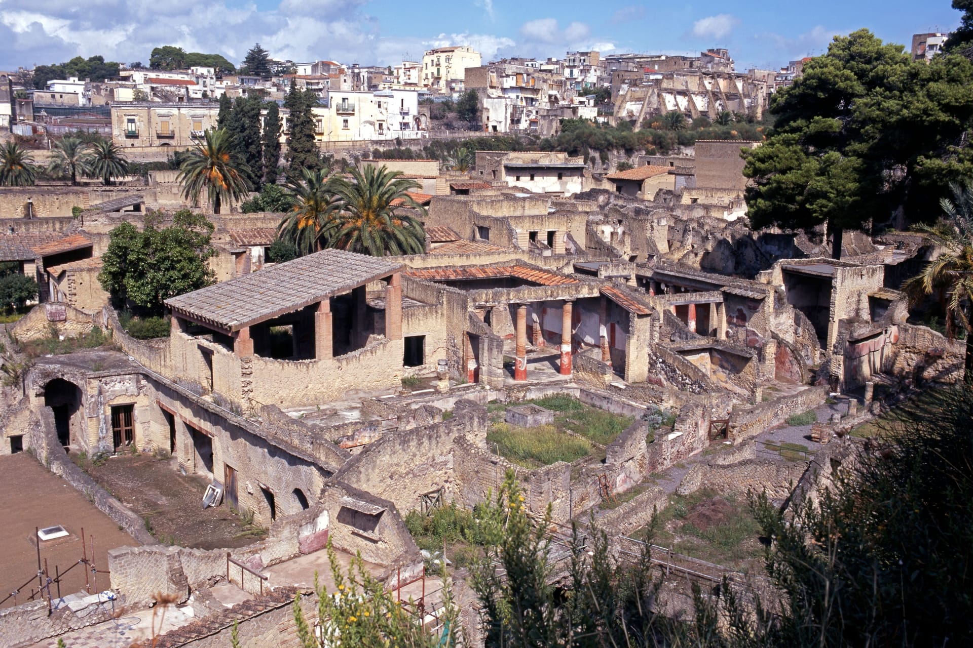 Herculaneum: Die Stadt wurde beim Ausbruch des Vesuv im Jahr 79 von einer 20 Meter dicken Schicht vulkanischen Auswurfs begraben. Beim Abkühlen verfestigte sich das Material zu einer dichten Masse von Tuffstein.