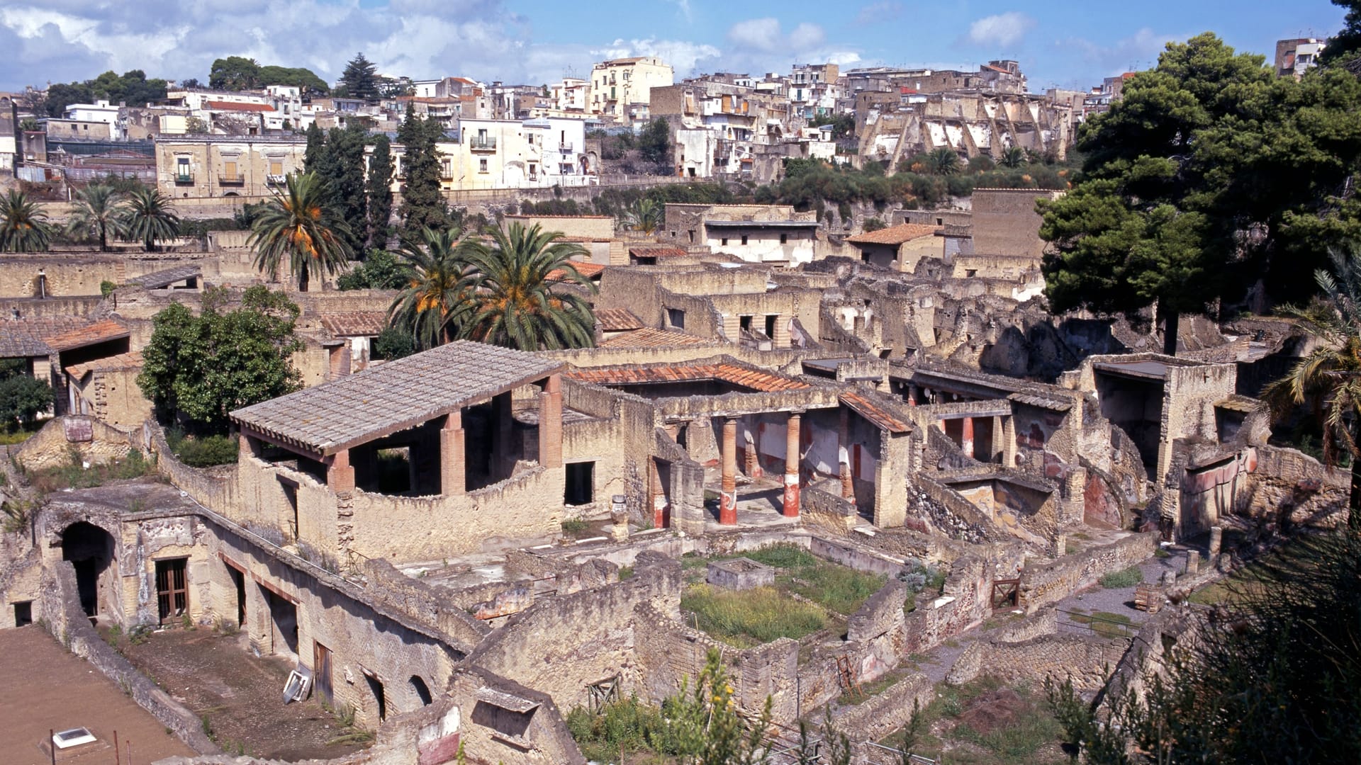 Herculaneum: Die Stadt wurde beim Ausbruch des Vesuv im Jahr 79 von einer 20 Meter dicken Schicht vulkanischen Auswurfs begraben. Beim Abkühlen verfestigte sich das Material zu einer dichten Masse von Tuffstein.