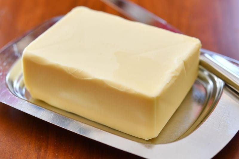 Ein Stück Butter: Das Lebensmittel ist so teuer wie noch nie in Deutschland.