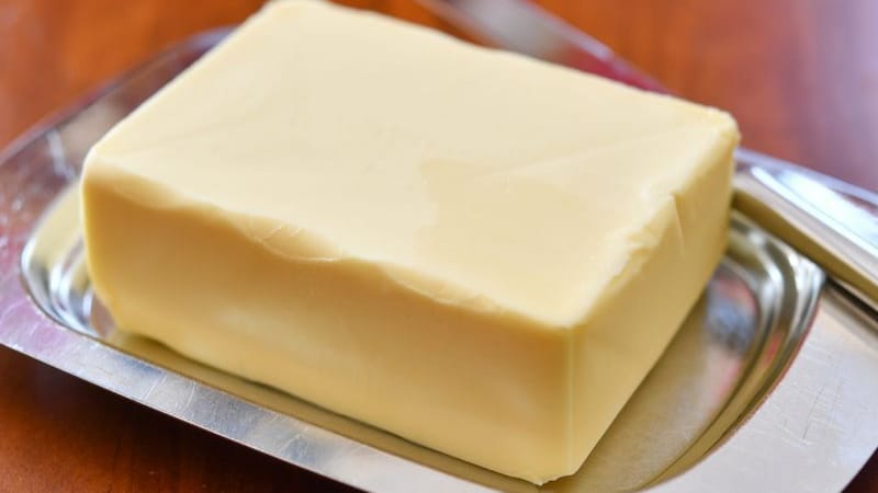 Ein Stück Butter: Das Lebensmittel ist so teuer wie noch nie in Deutschland.