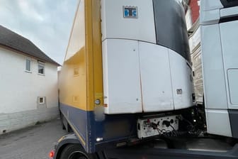 Ein Lkw steckt zwischen Häusern in der Ortsdurchfahrt Būrgeln im Landkreis Marburg-Biedenkopf in Hessen fest.