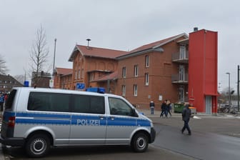 Polizeifahrzeug am Bahnhof Kirchweyhe (Archivbild): Die Einsatzkräfte stellten die Identitäten der Reisenden und HSV-Fans fest.