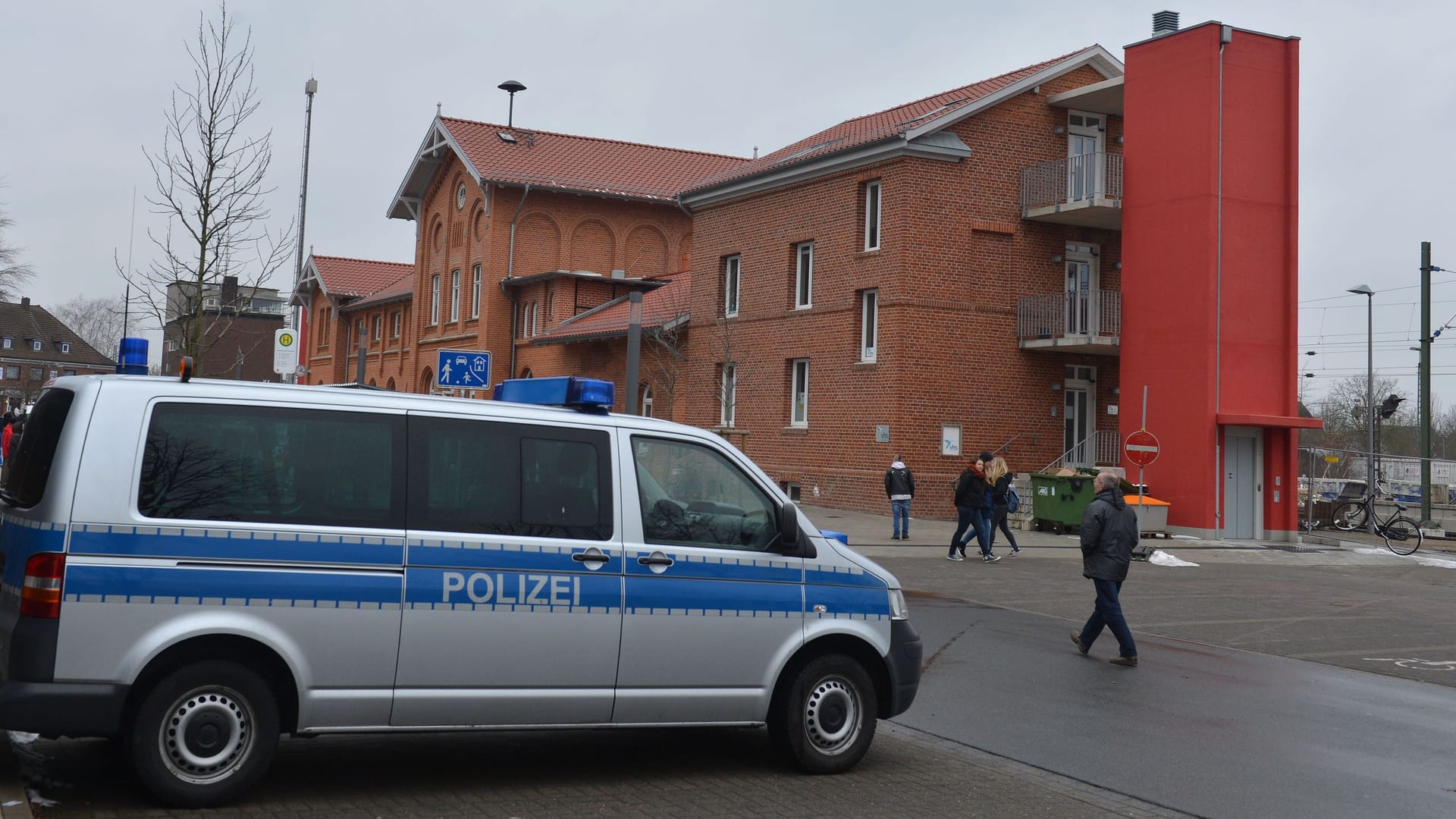 Polizeifahrzeug am Bahnhof Kirchweyhe (Archivbild): Die Einsatzkräfte stellten die Identitäten der Reisenden und HSV-Fans fest.