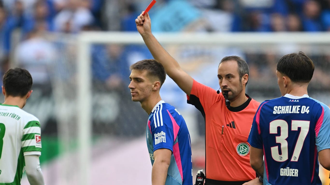 Felipe Sanchez (l.): Er flog zu Beginn der zweiten Hälfte vom Platz.