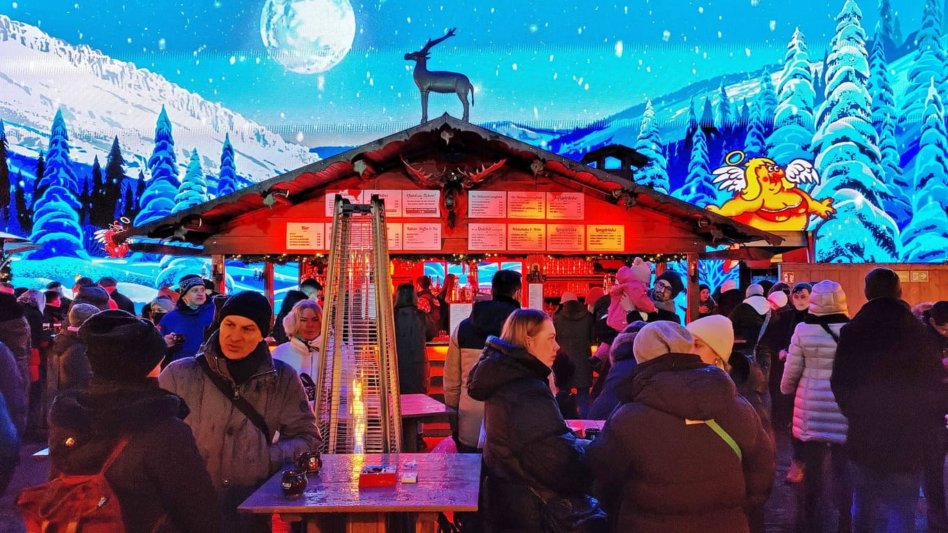 Auf dem Winterdeck, einer Bühne auf dem Spielbudenplatz mit reichlich überdachtem Platz, werden schon ab dem 23. Oktober Heißgetränke ausgeschenkt.