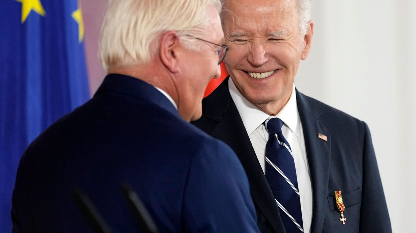 US-Präsident Joe Biden (l.) und Bundespräsident Frank-Walter Steinmeier (r.) geben sich die Hand bei der Begrüßung im Schloss Bellevue.