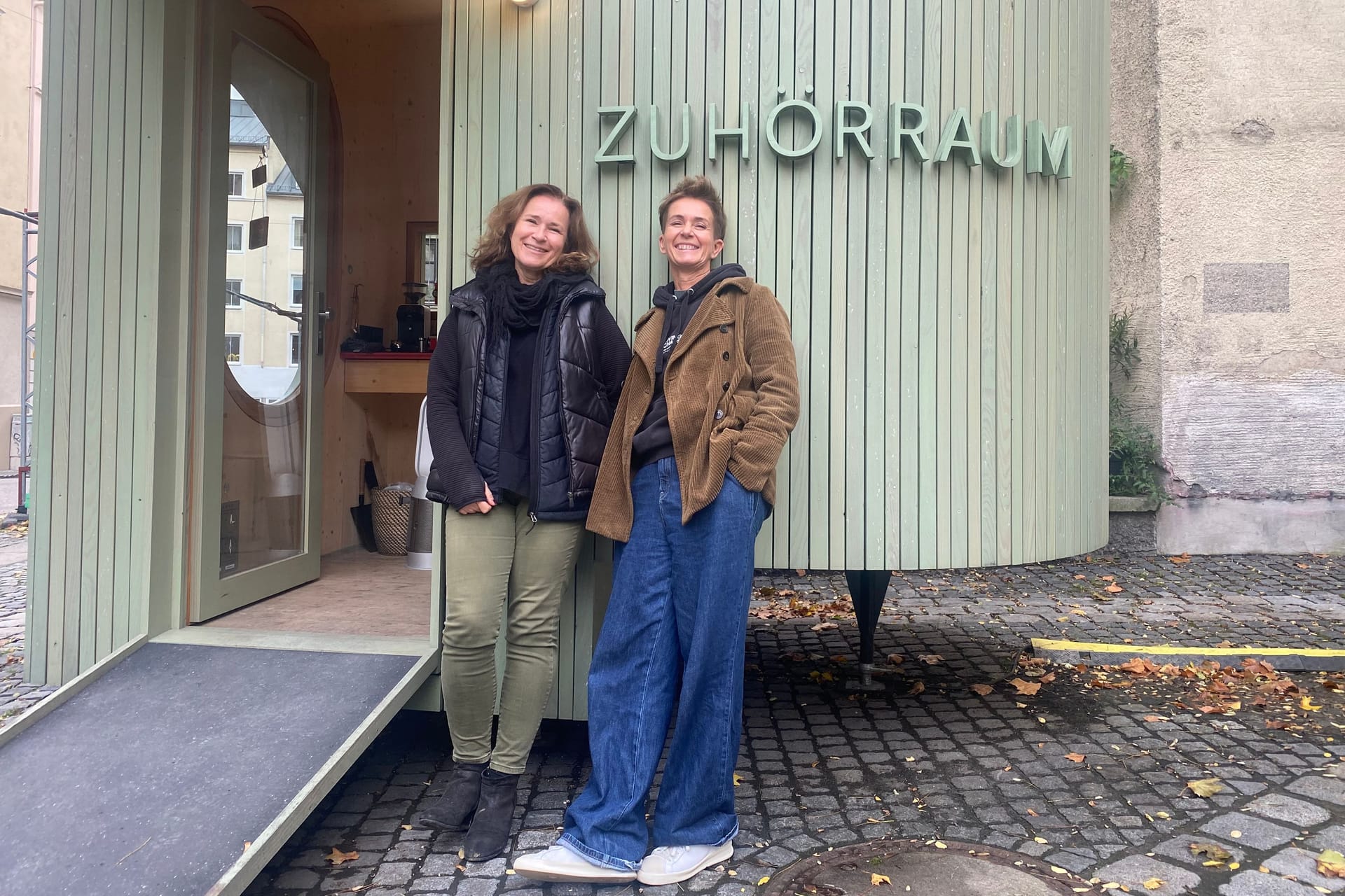 Die Tür steht (fast) immer offen: Beate Strobel (links) und Barbara Bonisolli sind zwei von insgesamt 40 ehrenamtlichen Zuhörerinnen.