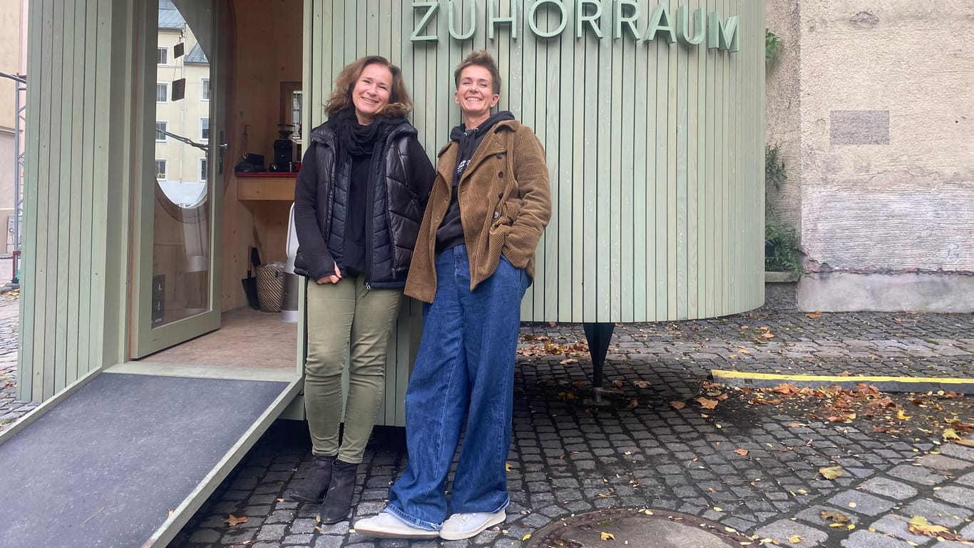 Die Tür steht (fast) immer offen: Beate Strobel (links) und Barbara Bonisolli sind zwei von insgesamt 40 ehrenamtlichen Zuhörerinnen.