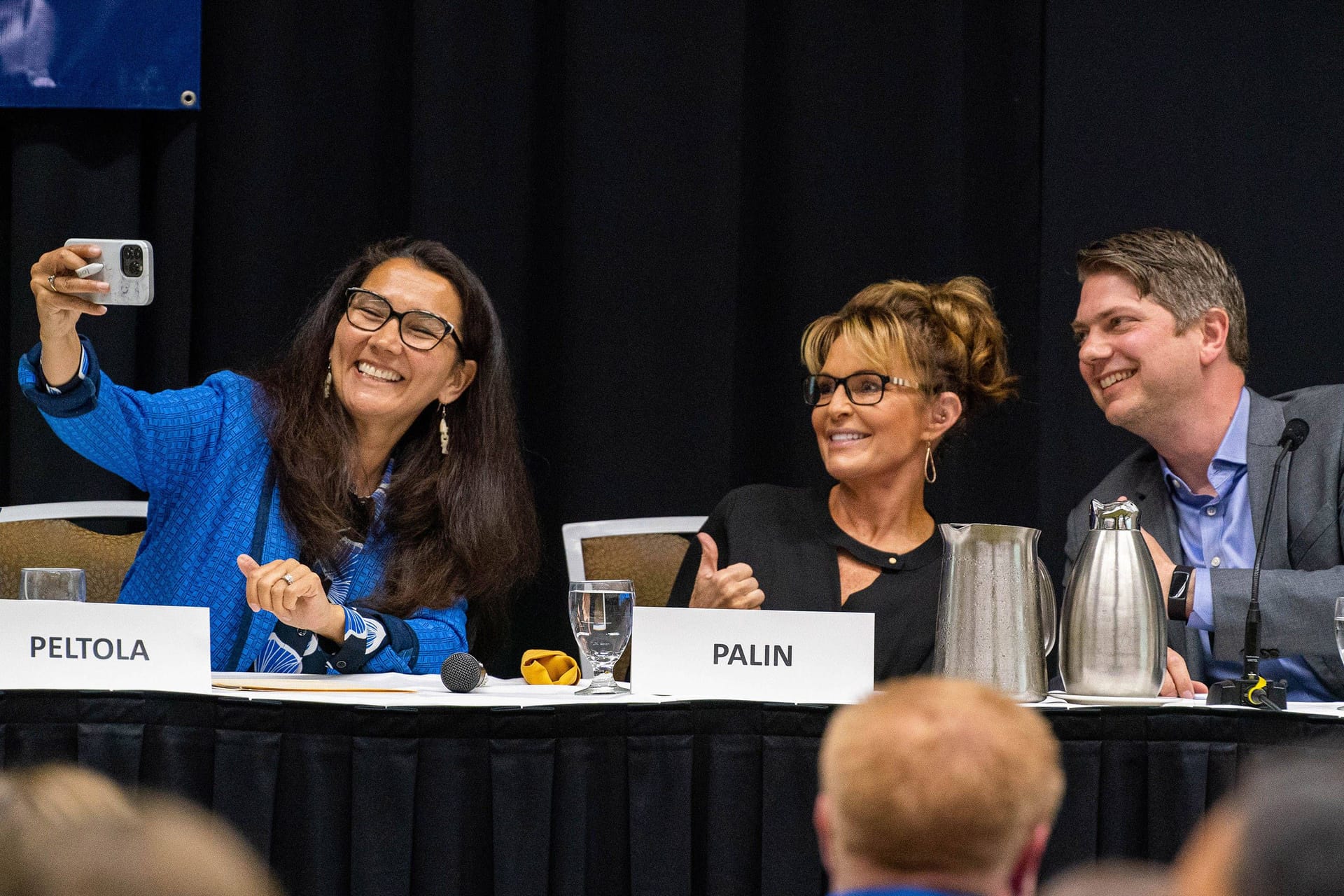 Verstehen sich scheinbar gut: Mary Peltola (l), Ex-Vizepräsidentschaftskandidatin Sarah Palin und Nick Begich vor einer Debatte.