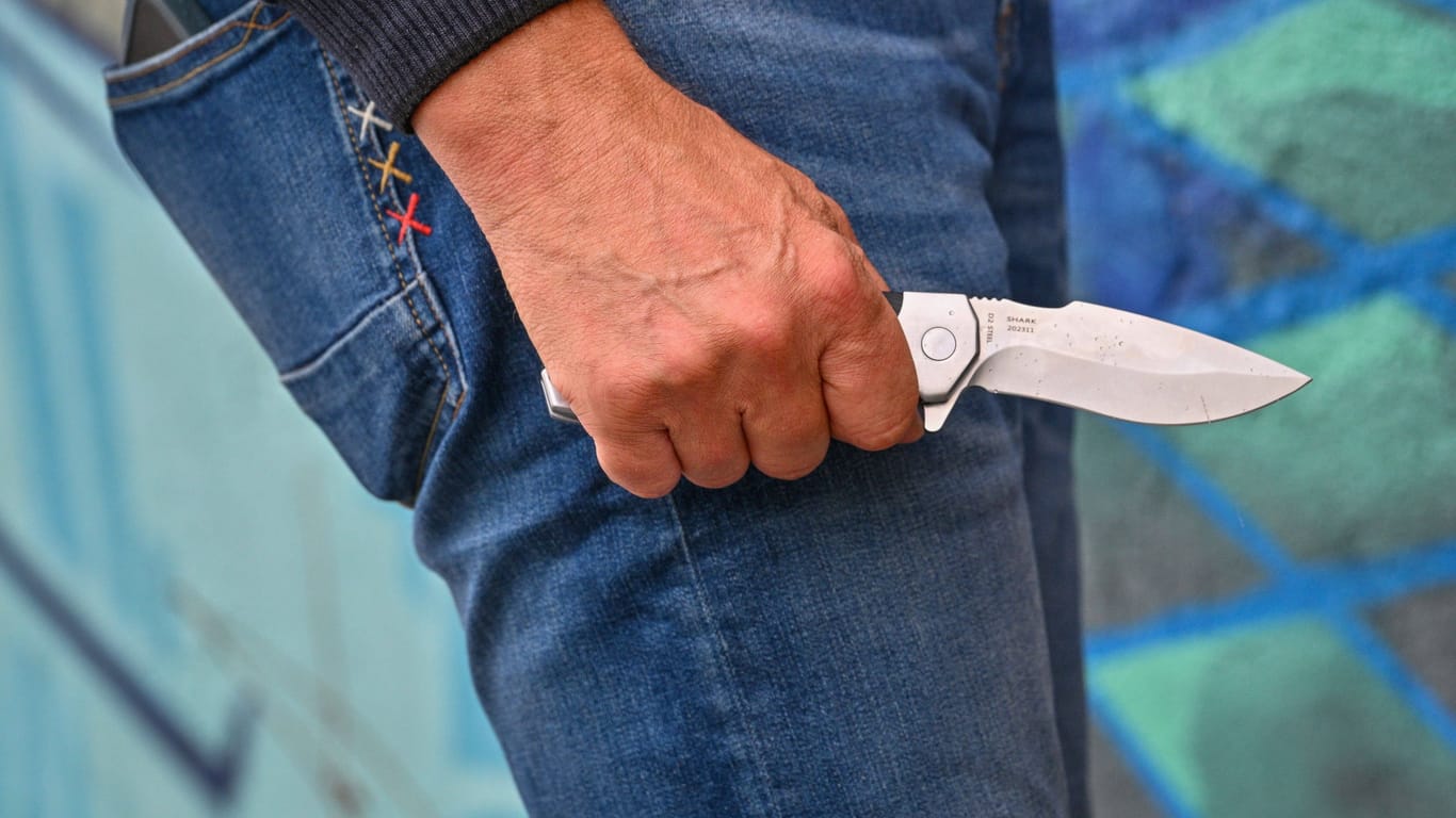 imago images 0760729070Ein Mann mit einem Messer in der Hand (Symbolbild): In Kreuzberg ist ein junger Mann in einen Streit verwickelt worden.