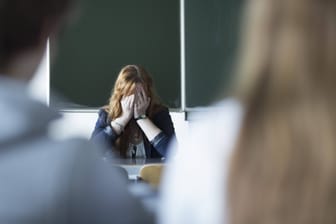 Verzweifelte Lehrerin im Klassenzimmer (Symbolbild): Die Eltern der Sechstklässler werden aufgefordert, stärker in die Erziehung ihrer Kinder einzugreifen.