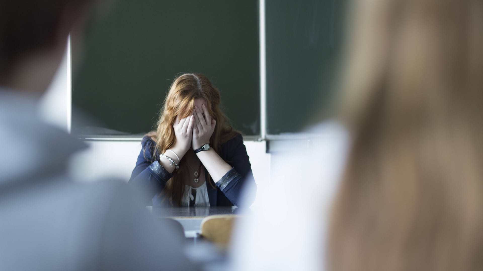 Verzweifelte Lehrerin im Klassenzimmer (Symbolbild): Die Eltern der Sechstklässler werden aufgefordert, stärker in die Erziehung ihrer Kinder einzugreifen.