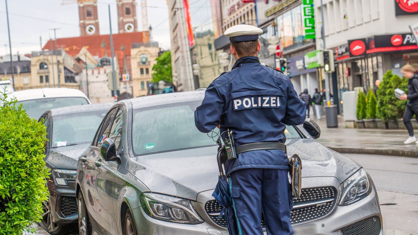 Ein Polizist schreibt einen Strafzettel (Symbolbild): Gegen die Angreifer wurden mehrere Anzeigen erstattet.