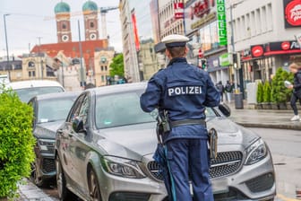 Ein Polizist schreibt einen Strafzettel (Symbolbild): Gegen die Angreifer wurden mehrere Anzeigen erstattet.