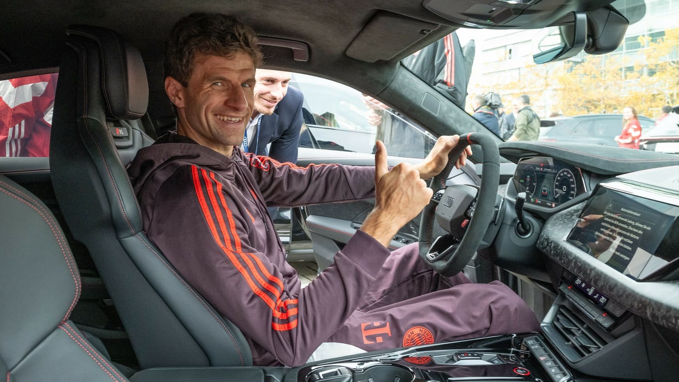 Zumindest im Auto schnell unterwegs: Thomas Müller fährt Audi RS e-tron GT.