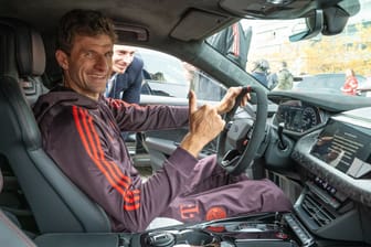 Zumindest im Auto schnell unterwegs: Thomas Müller fährt Audi RS e-tron GT.